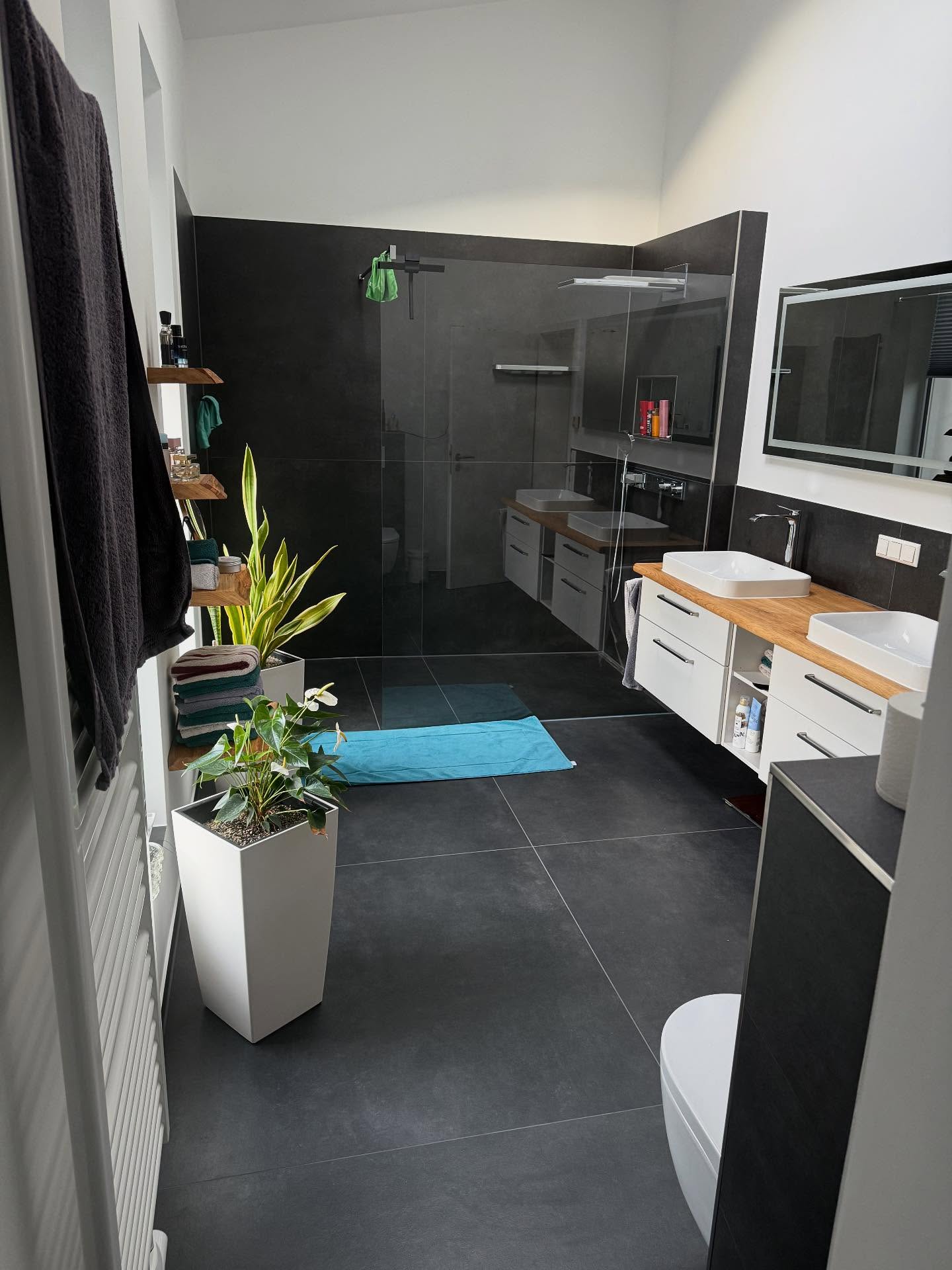 Moderne Bad-Sanierung von SZ Fliesen