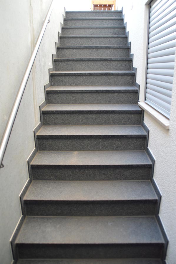 Dunkelgraue Granitstufen an Außentreppe mit sauberen Kanten und Fugen